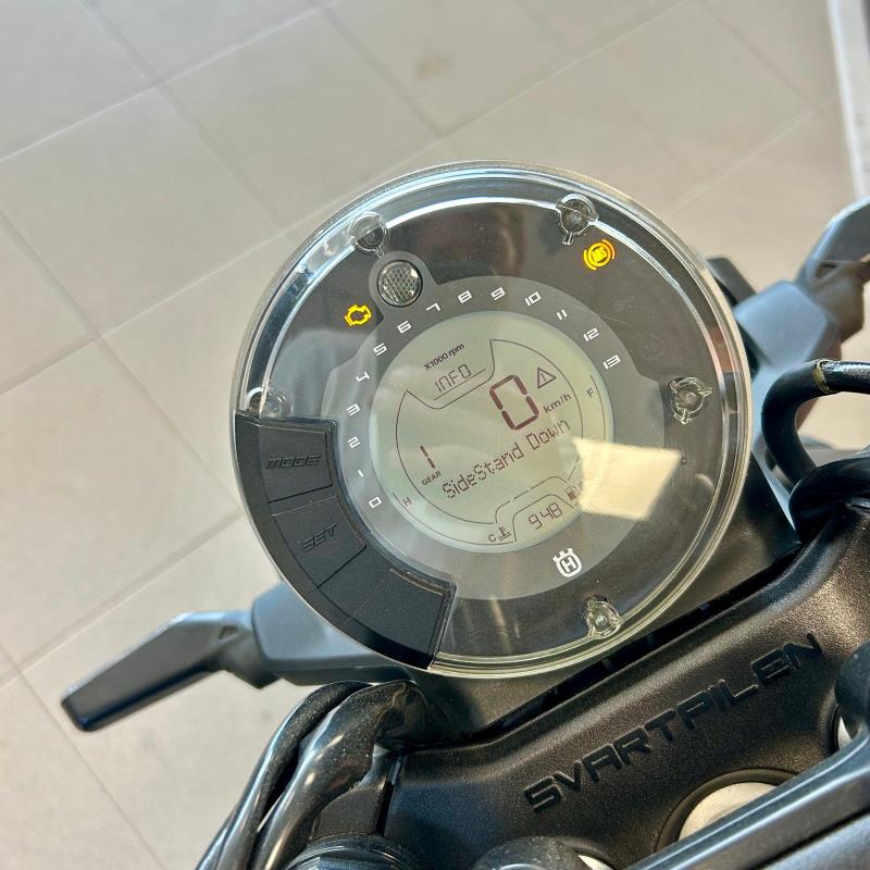 1Husqvarna Svartpilen 125