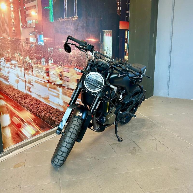 1Husqvarna Svartpilen 125