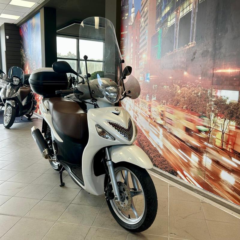 SixteenSuzuki Sixteen 200